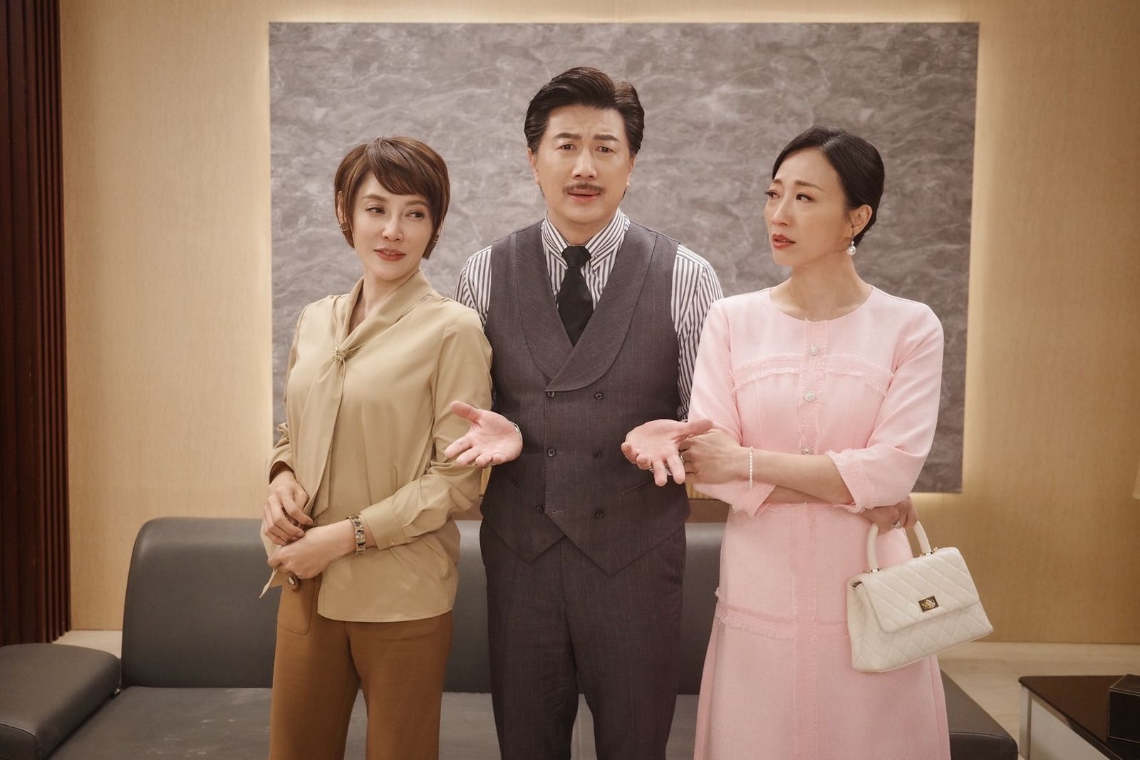 李沛綾（左）、吳皓昇、潘奕如在《豆腐媽媽》中戲裡相殺、戲外惺惺相惜。民視提供