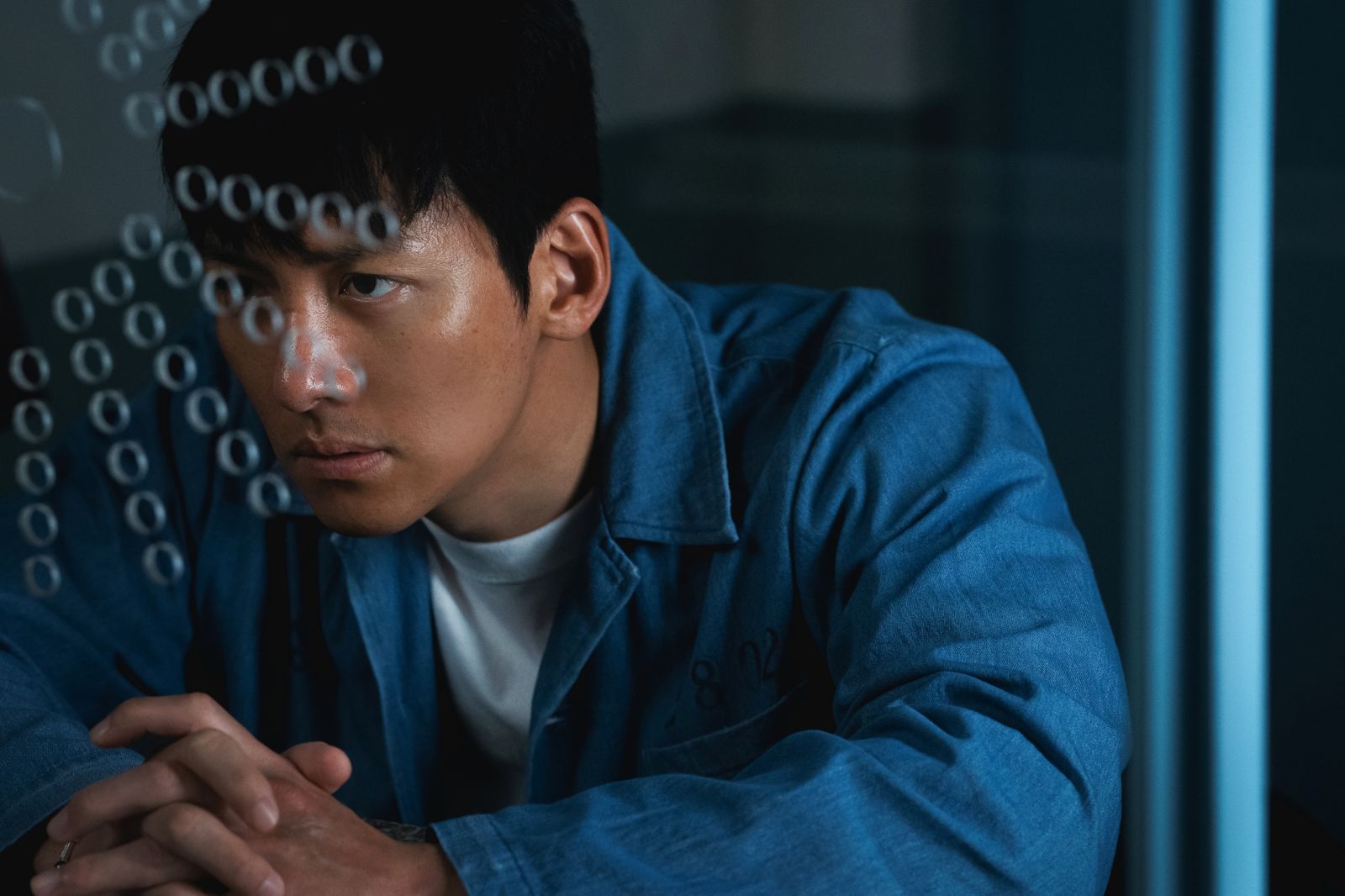 池昌旭莫名被抓進監獄,順遂人生瞬間跌落地獄。Disney+提供