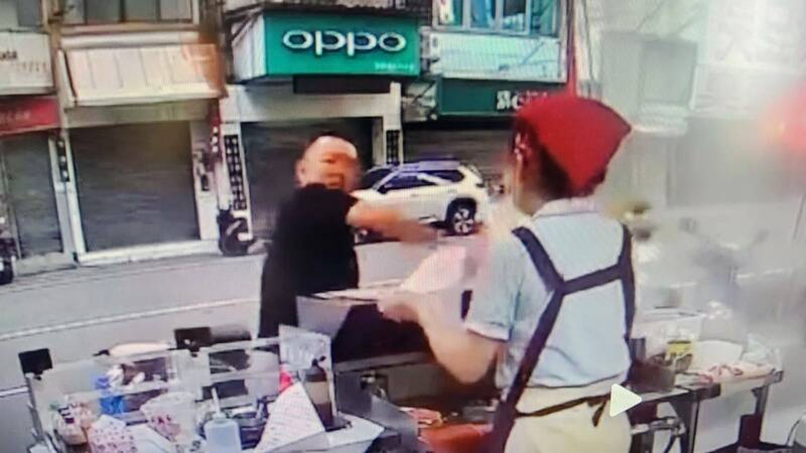 借廁所遭拒怒砸早餐店還呼巴掌 惡男被竹警縱放折返現場嗆聲