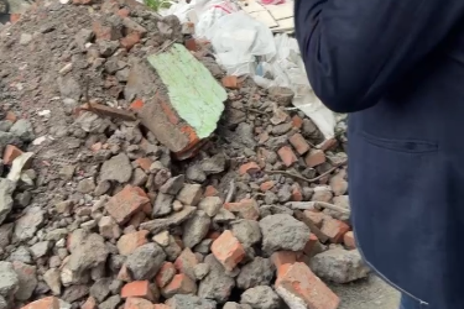 建商將廢棄物堆在住家門口。圖／翻攝自江和樹臉書