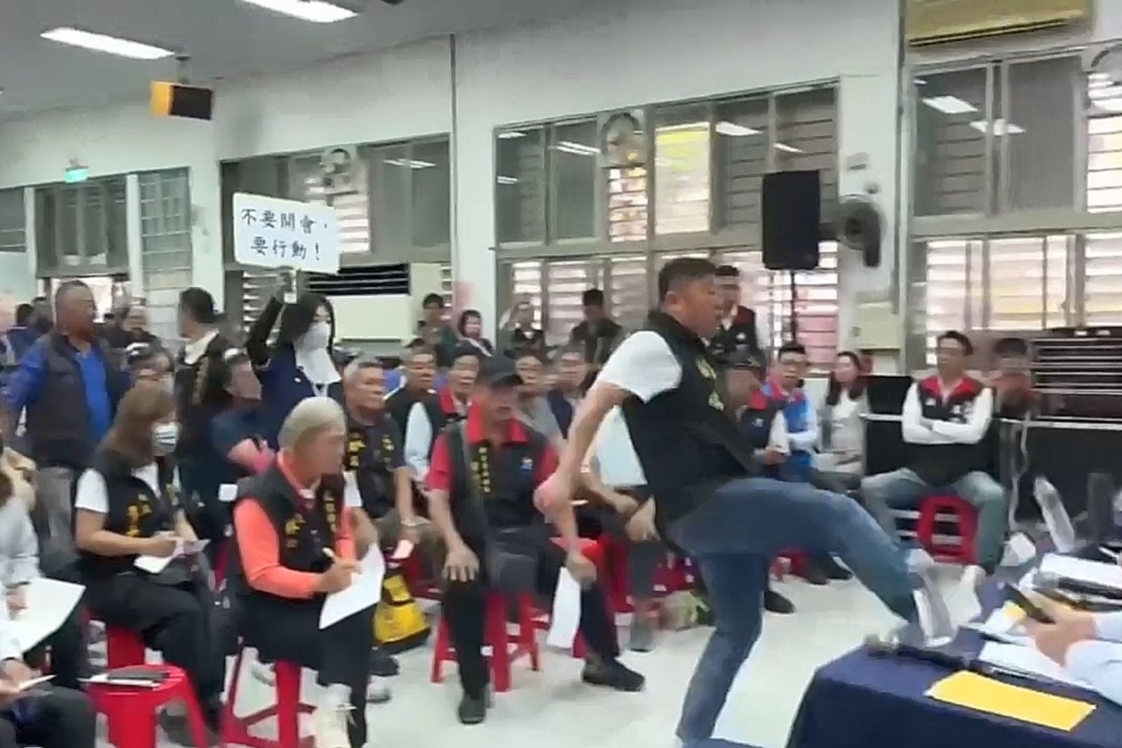 踹傅崐萁桌子挨告　張峻喊「很值得」：這一腳替災民踢的