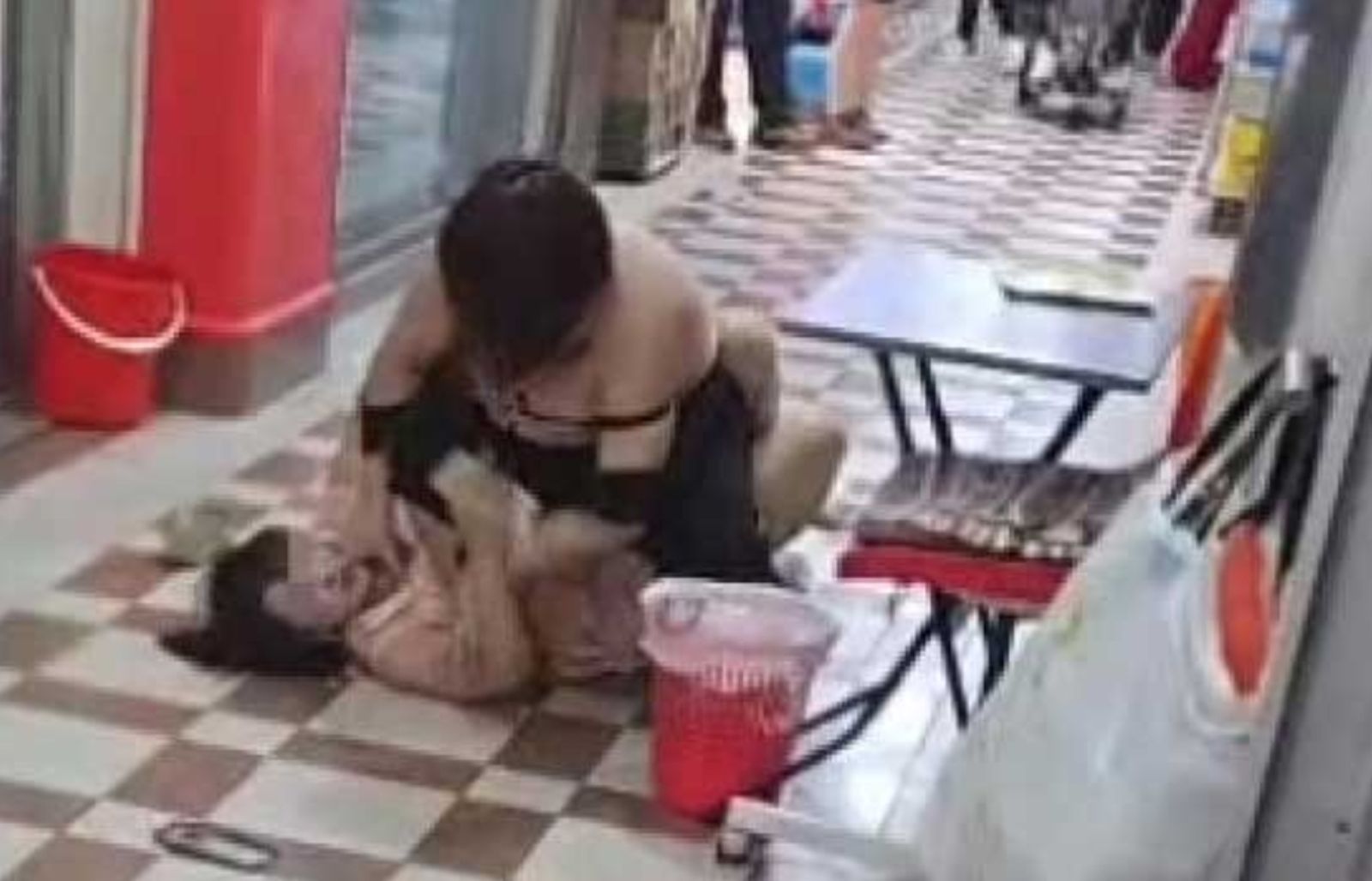 你搞大我肚子!星女慘被渣男按摩師「打到流產」 2週後又上門爆粗...5分鐘貼地肉搏畫面曝