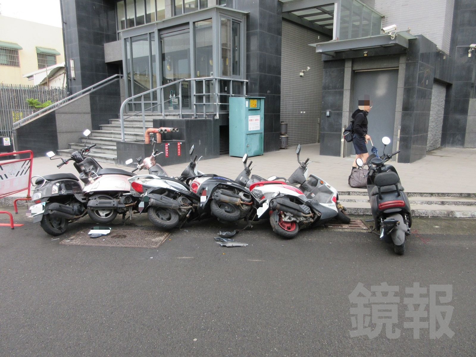 連環車禍造成6台機車受損，宛如保齡球瓶整排倒地。民眾提供