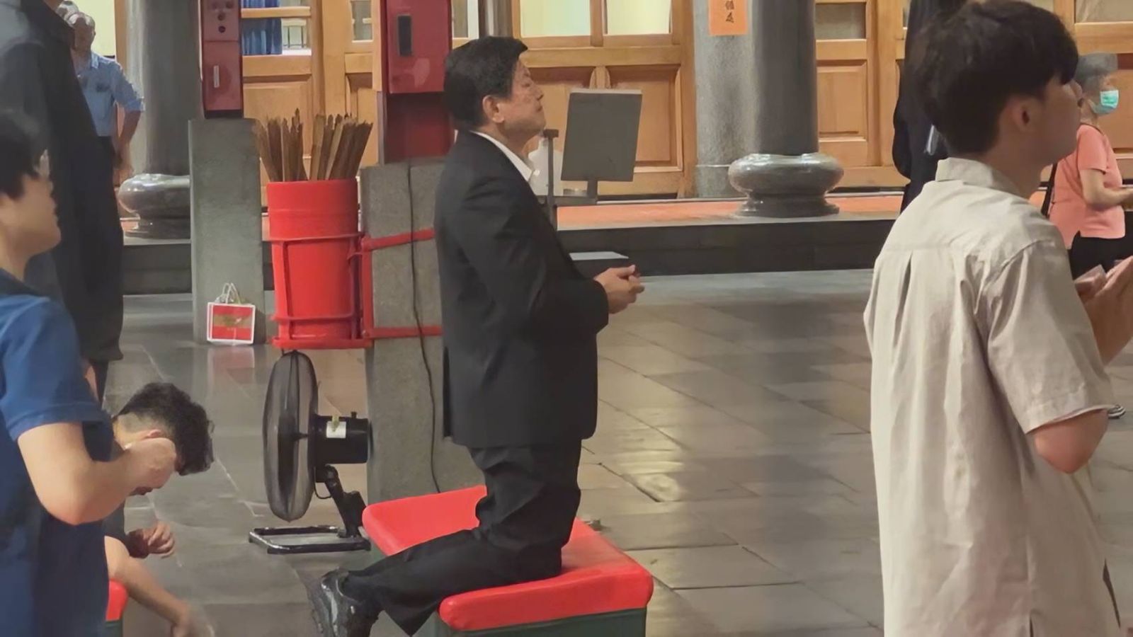 《鏡新聞》獨家拍到傅崐萁19參拜行天宮關聖帝君。(圖/鏡新聞提供)