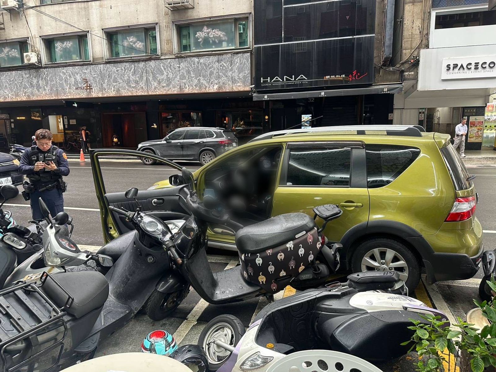 一停車就下車…北市女駕駛沒拉手剎　轎車倒退嚕「猛撞7車」慘了