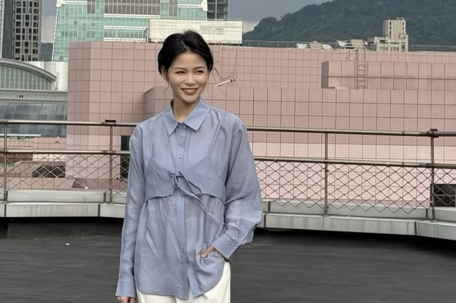 蘿莉塔走到一半「腸子掉下來」　為愛女強忍痛「推回原位」