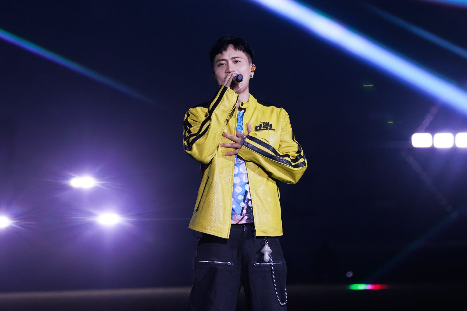 蕭秉治牽手張志豪深情對望　冒粉紅泡泡4萬人拱「在一起」