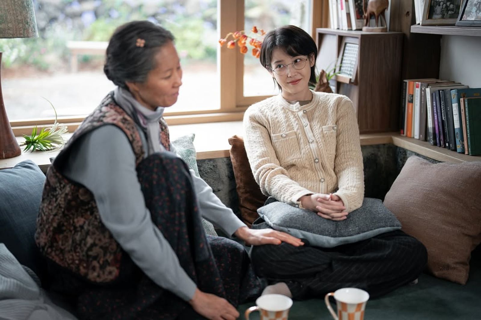 IU在《苦盡甘來遇見你》不僅分飾兩角，還從年輕演到中年，角色跨度很大。翻攝IG@netflixtw