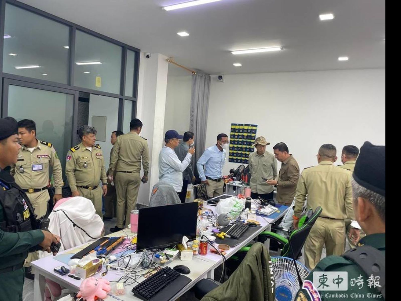 柬埔寨警方掃蕩隱身民宅的詐騙據點。柬中時報