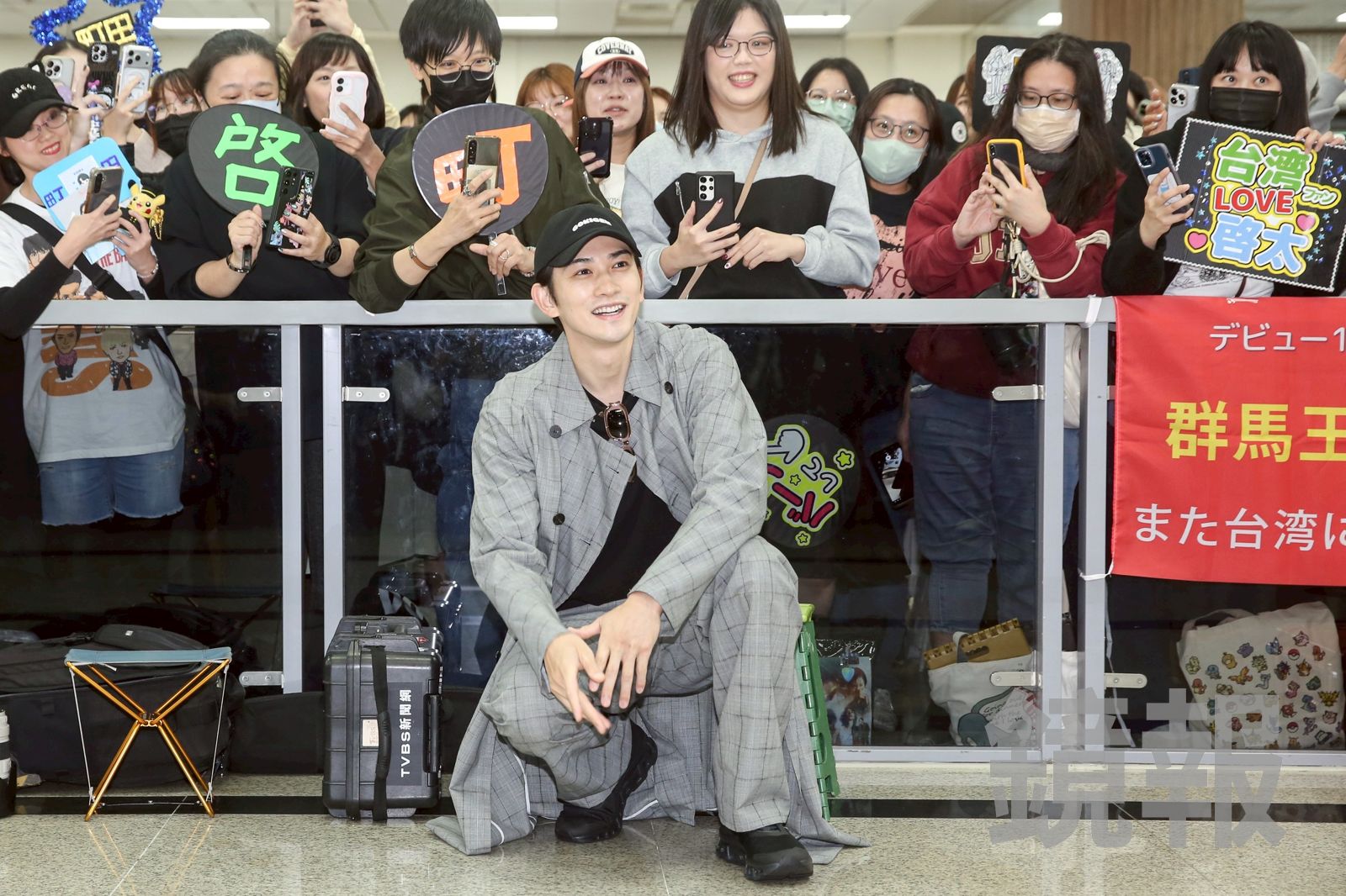 町田啓太蹲下與粉絲拍大合照。李鍾泉攝