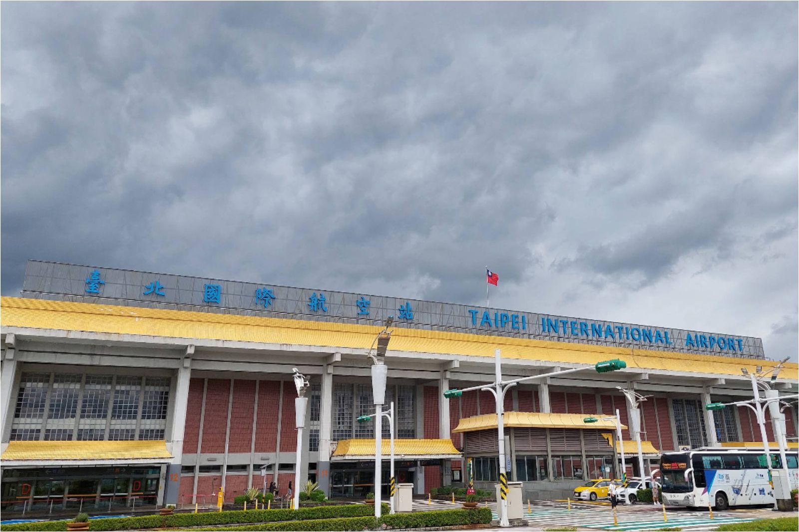 台北風雨太大!飛機轉降高雄 乘客尖叫抗議:受困2小時