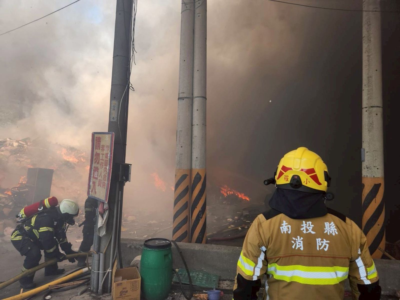 南投市公所資源回收場發生火災，現場濃煙密布。民眾提供