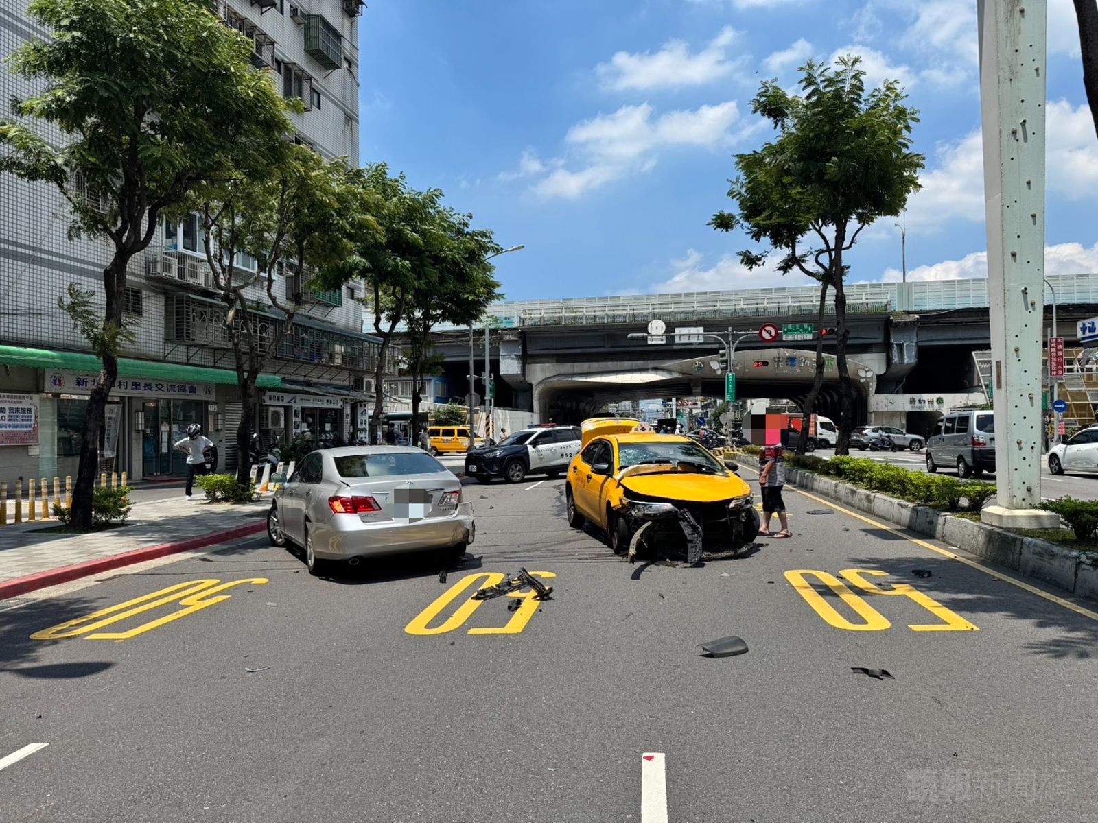 高齡小黃運將闖紅燈　板橋機車女騎士遭撞亡