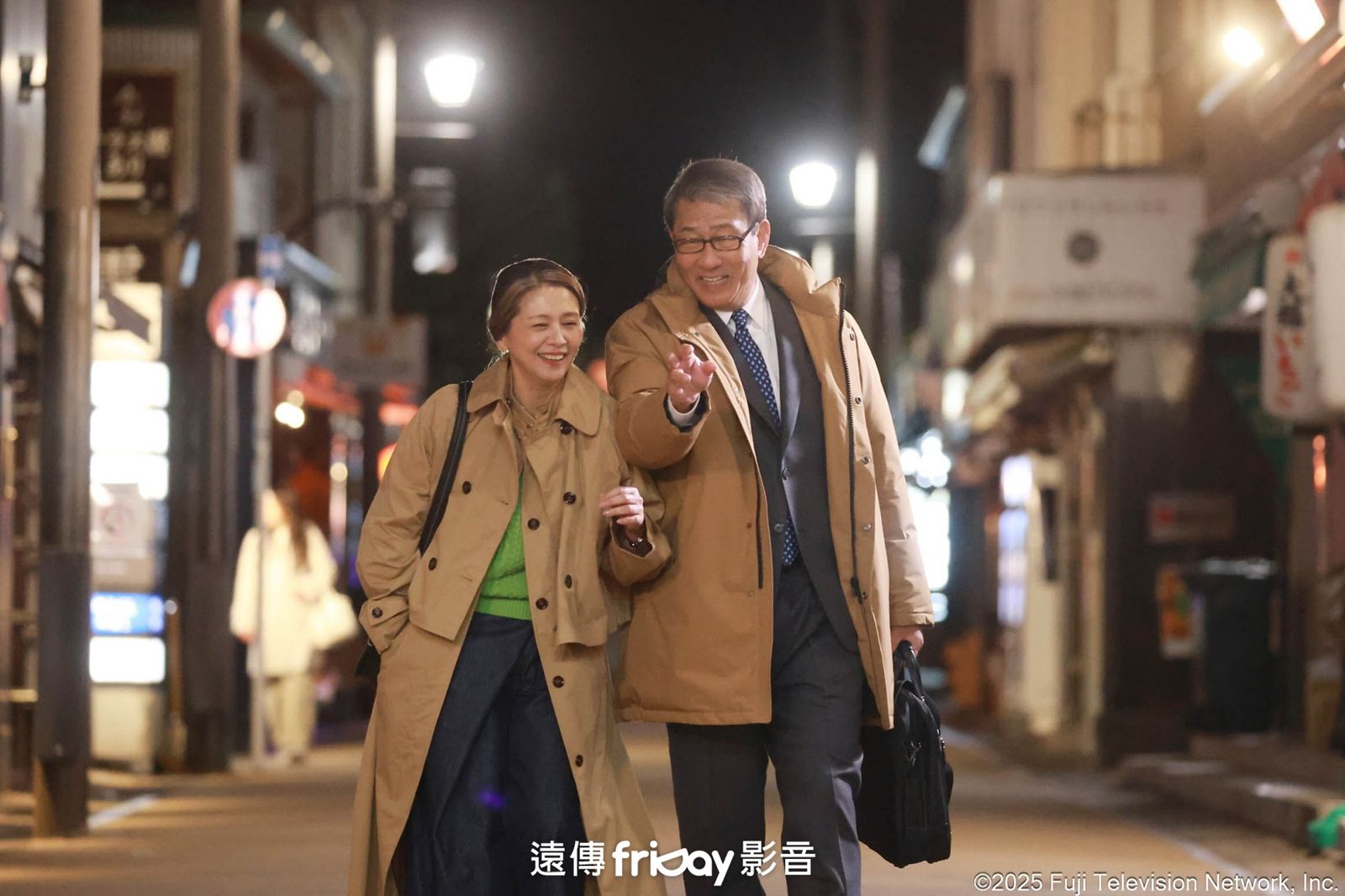 小泉今日子（左）與中井貴一劇中大談熟齡戀愛。friDay影音提供