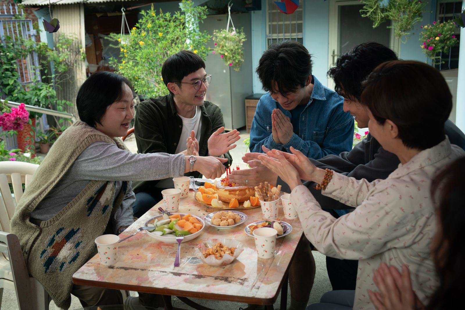 張軒睿（左二）、仔仔（右二）及眾人幫黃迪揚（右三）飾演的柳少爺慶生。CATCHPLAY+、公視、大慕可可提供