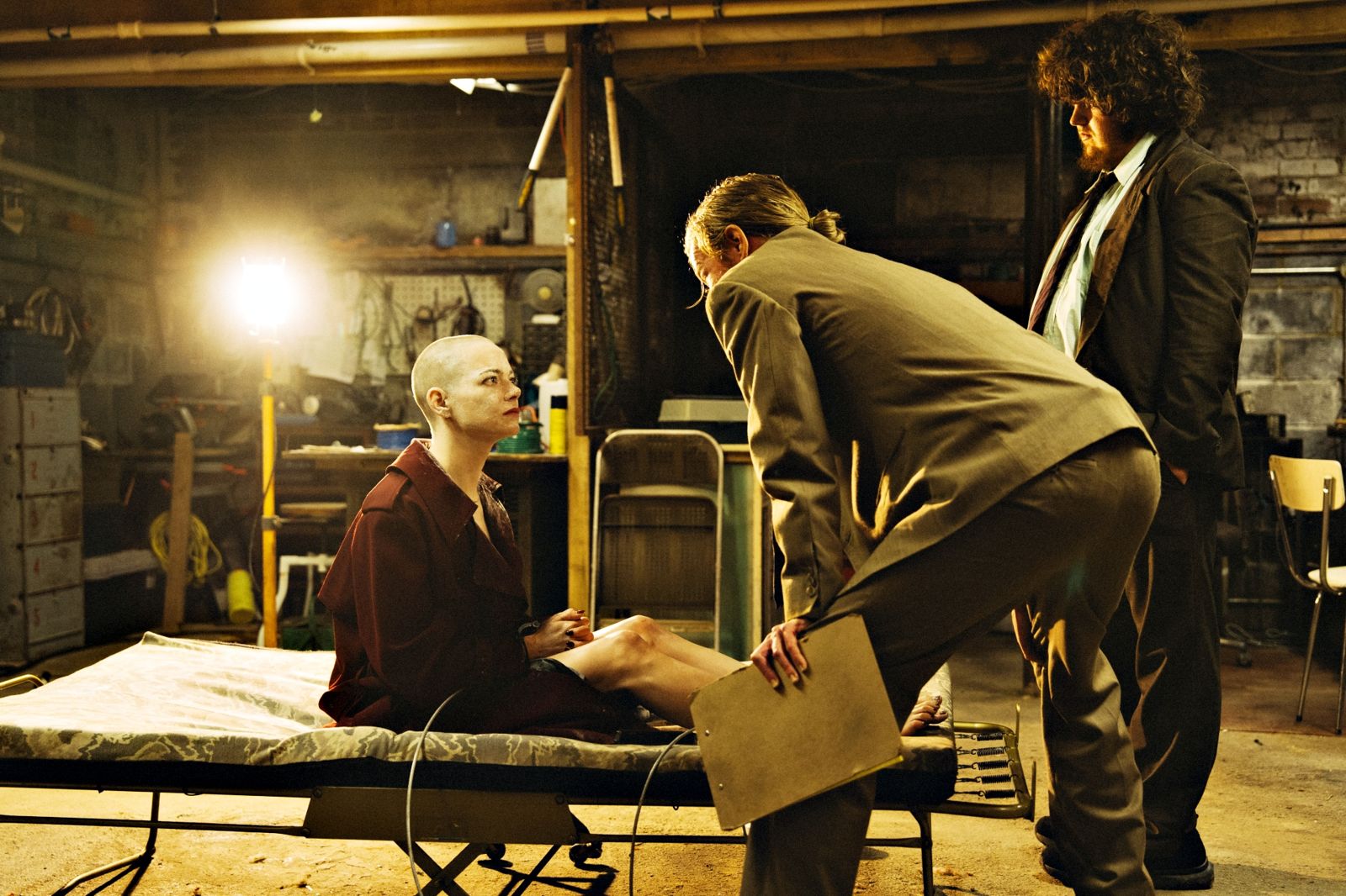 艾瑪史東《暴蜂尼亞》被當外星人綁 演活「鯊魚女強人」真假難辨