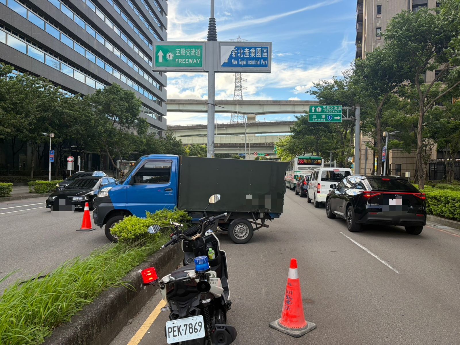 車子「偷溜」!駕駛忘拉手煞車 小貨車「倒退嚕」橫越3車道卡分隔島