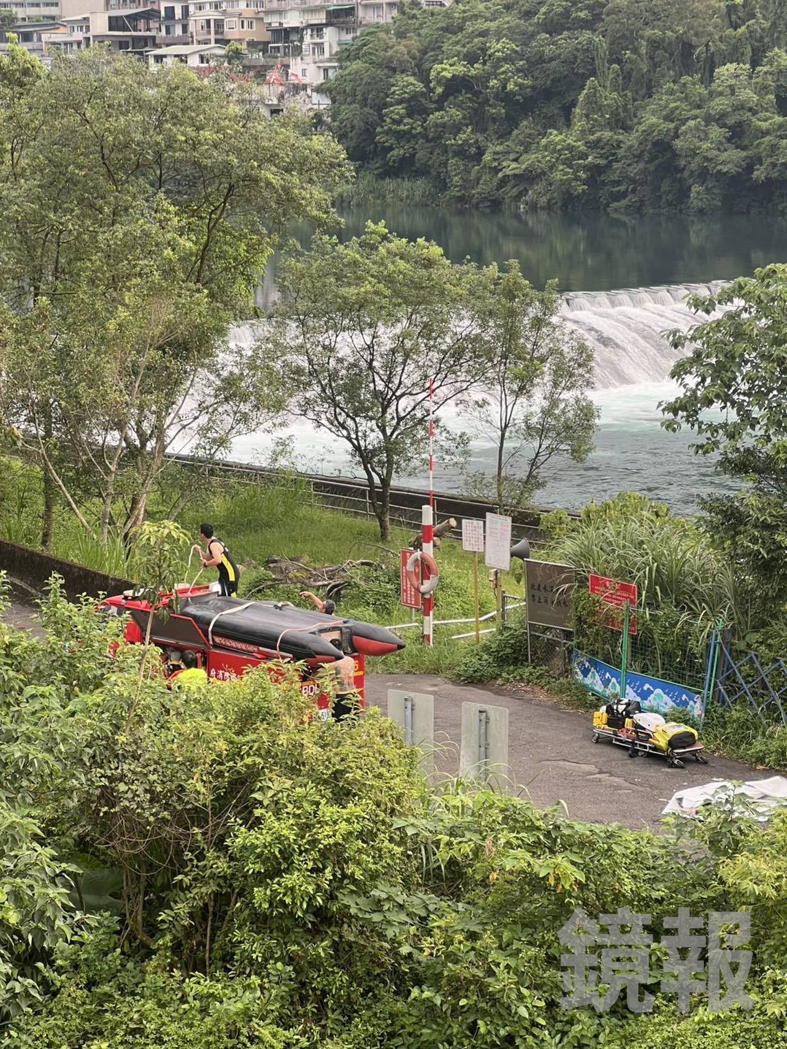 新北市消防局今天發生警義消救溺時船艇翻覆的意外。翻攝畫面