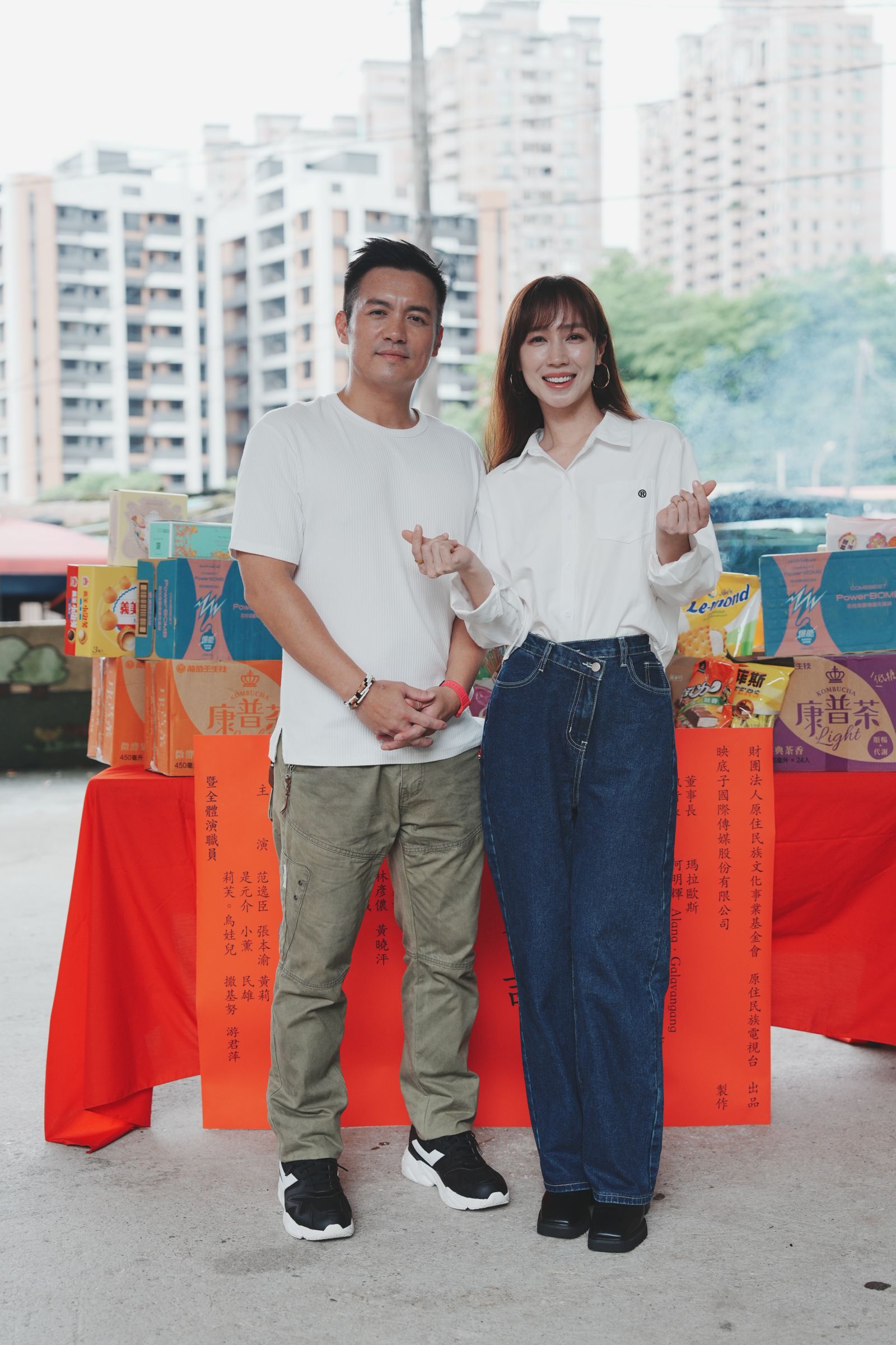 小薰(右)與范逸臣戲裡是青梅竹馬。原文會提供