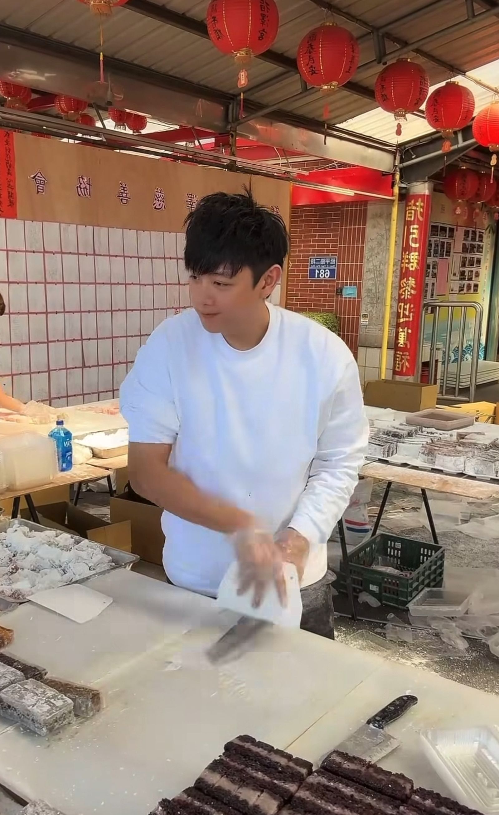 游勝綸近期透過直播分享在各地賣涼糕的過程而再度翻紅。翻攝owoyayababy IG