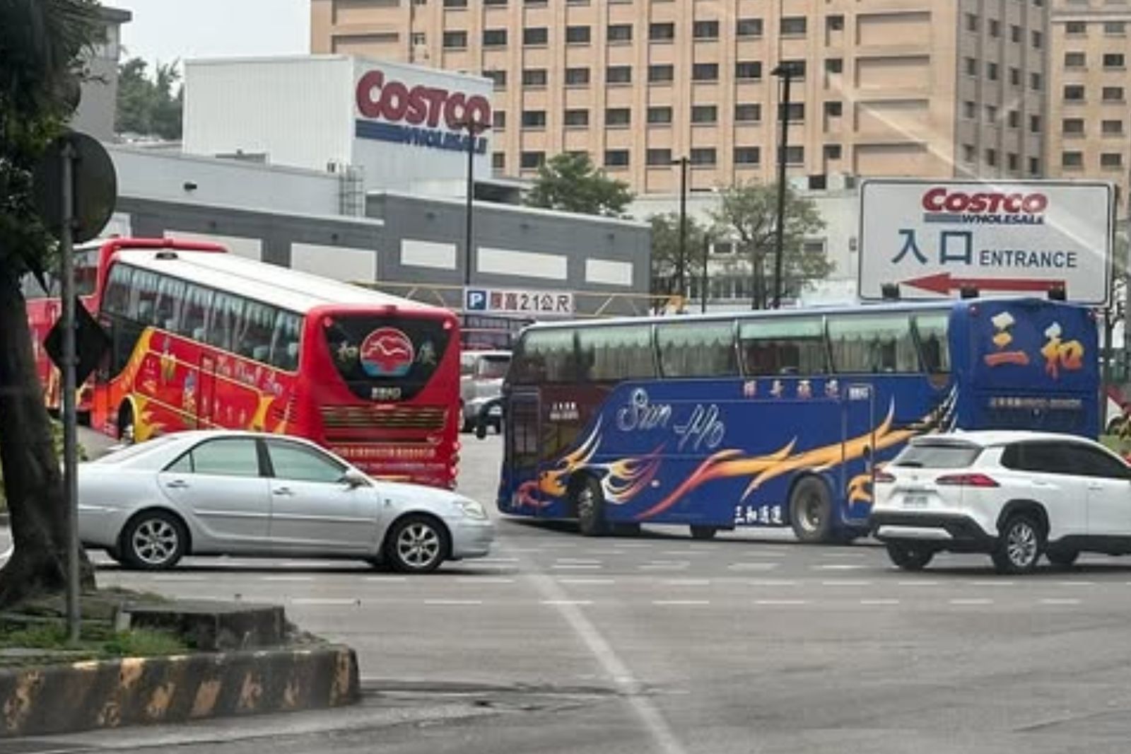 發生什麼事？一堆遊覽車開進好市多！真相曝光：「這群人」有特權