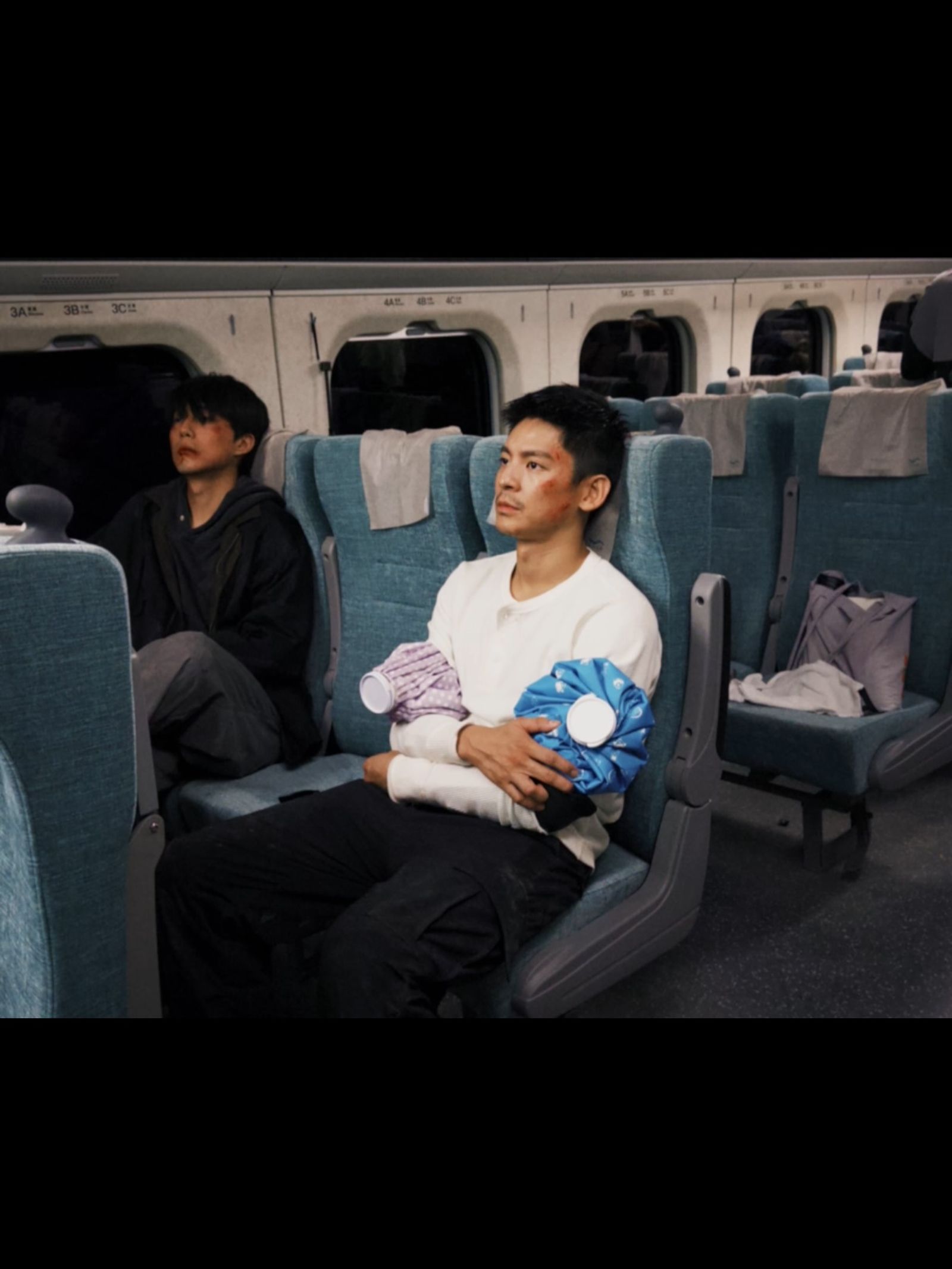 林柏宏與蔡凡熙有一場車廂打鬥戲，兩人拍完都得冰敷休息。翻攝＠caiven.c ig