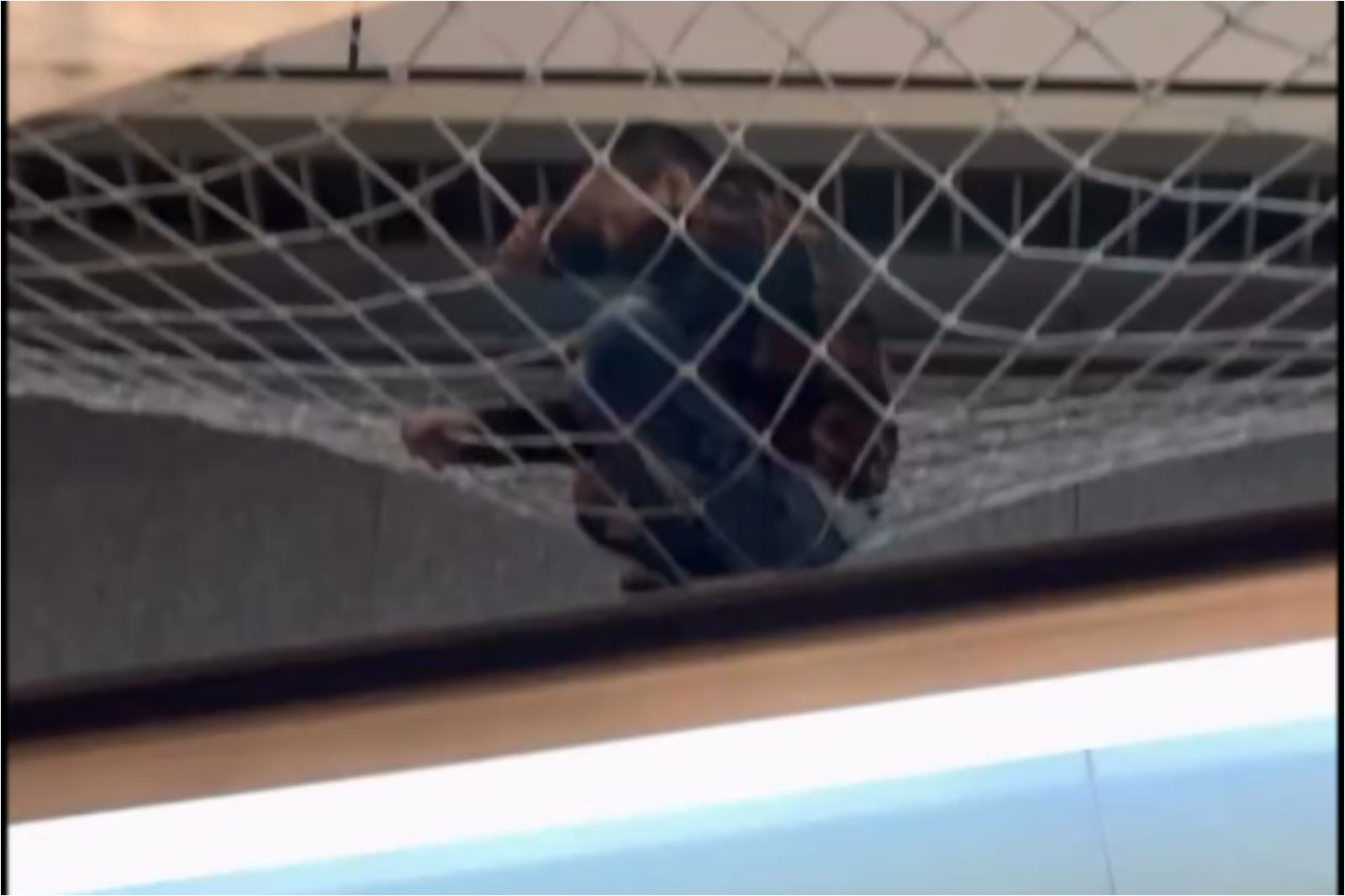 幼童翻落超高圍籬！桃機「防墜網」驚險救命　網怒：大人要負責