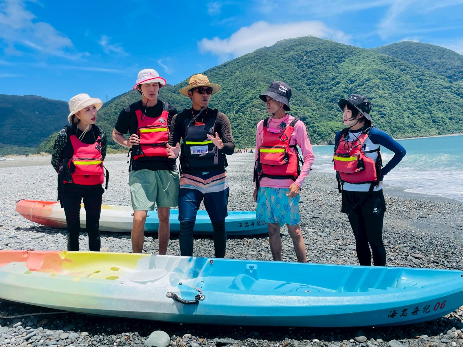 一行人進行獨木舟體驗。民視提供