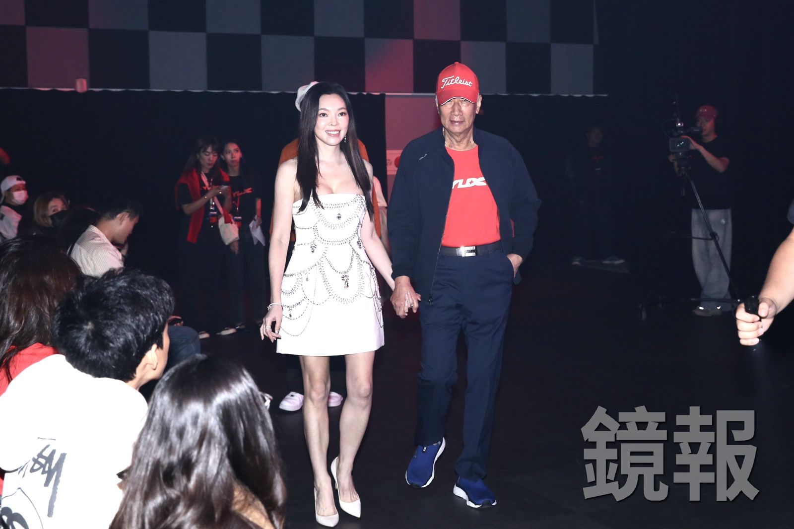 郭台銘驚喜同框曾馨瑩,兩人牽手現身永齡銘馨盃舞蹈比賽。攝影董孟航