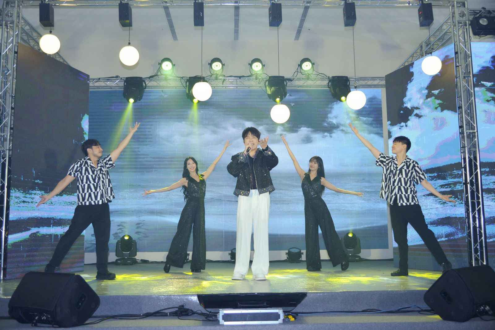 許志豪（中）信心滿滿，認為自己多年來對經典歌曲的熱愛，正好能派上用場。三立提供