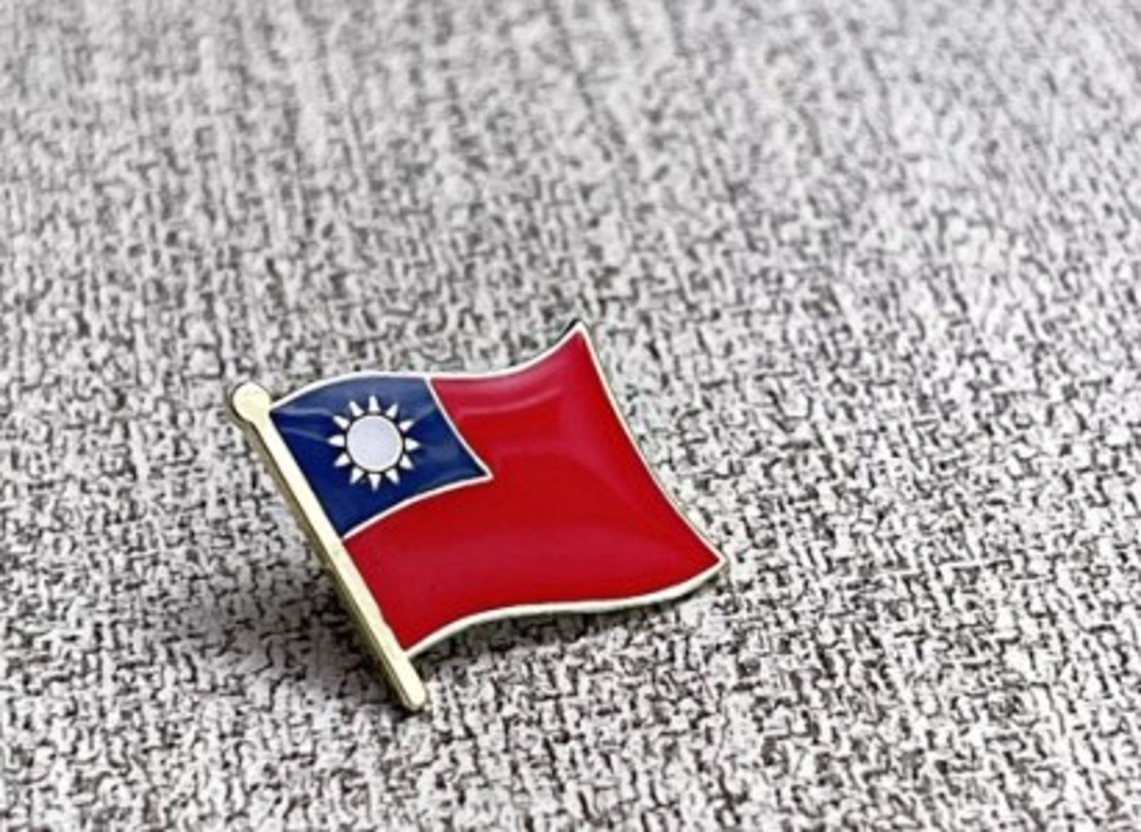 也有旅客會佩戴台灣國旗徽章。圖／翻攝自蝦皮