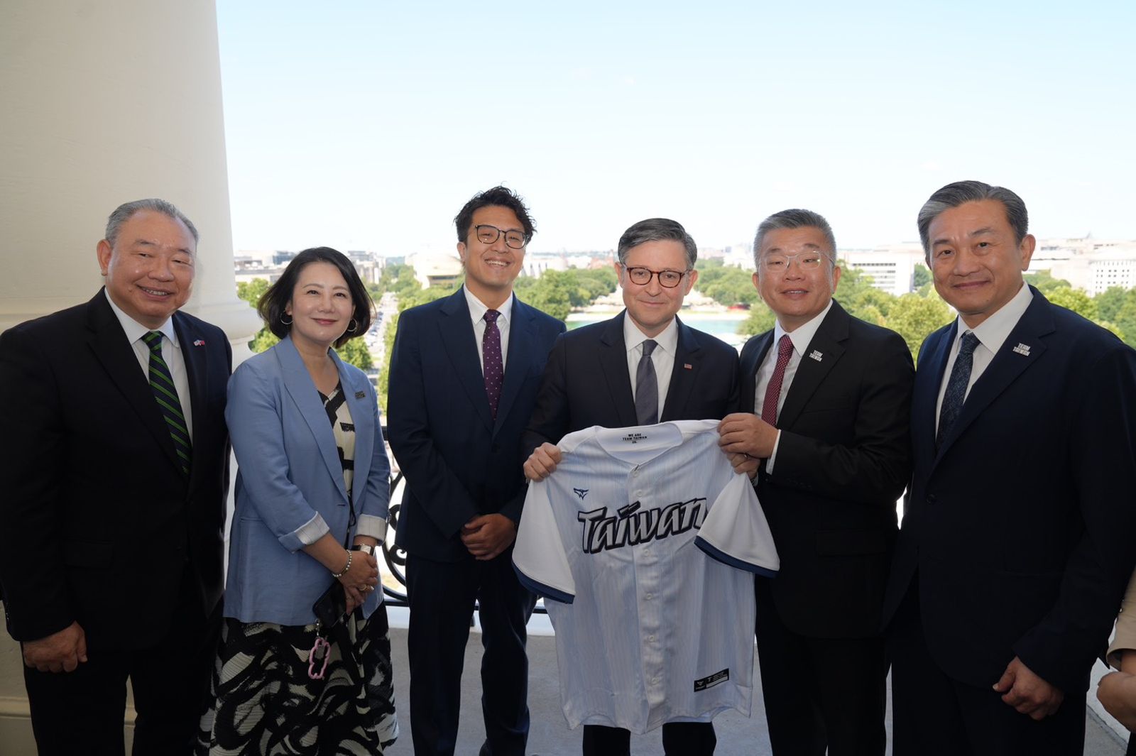 民進黨團代表團一行人於美東時間23日會晤聯邦眾議院議長強生(Mike Johnson, R-LA)。(圖/民進黨團提供)