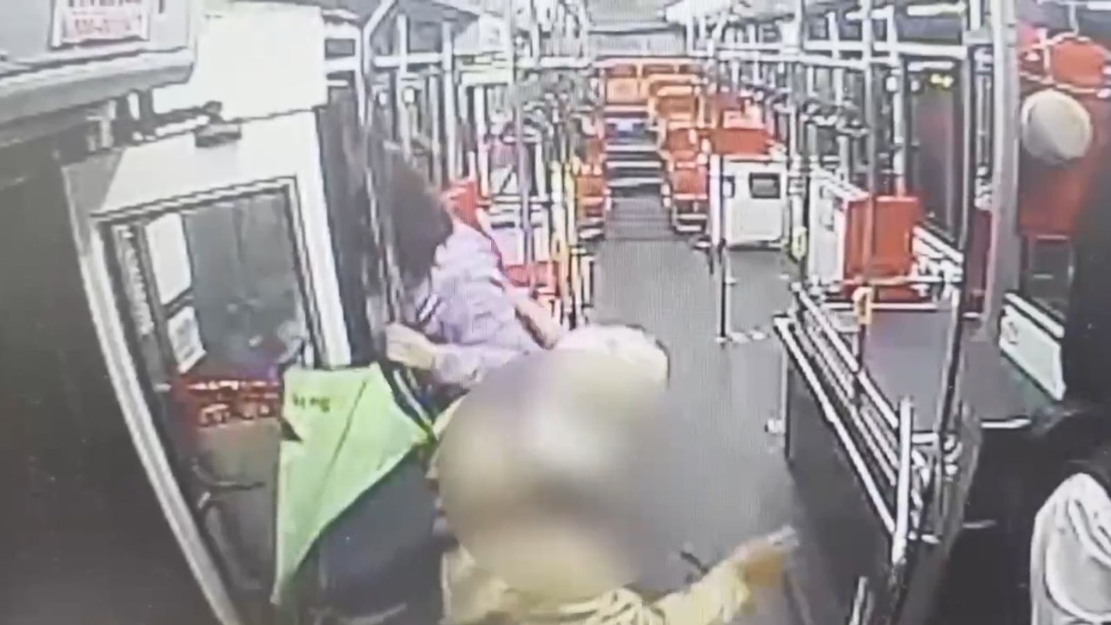 林女趁機搶奪座位。翻攝畫面