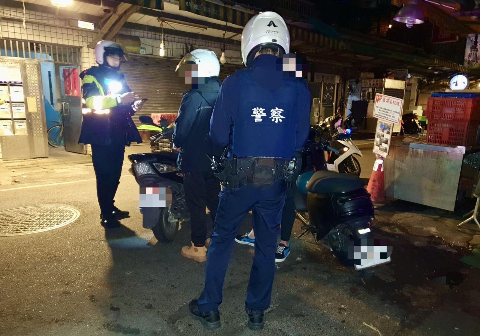 吃個宵夜全栽了！板橋2男轉彎沒打燈被攔　警快篩「連一拉一」全是毒駕