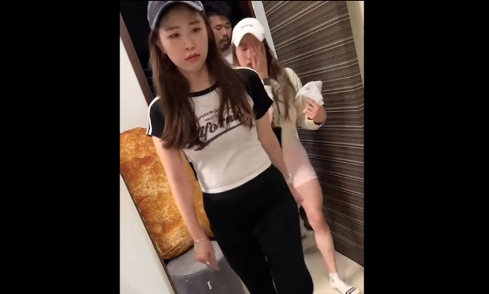 PEETA和Alisa在房間大吵。翻攝大軍YT頻道