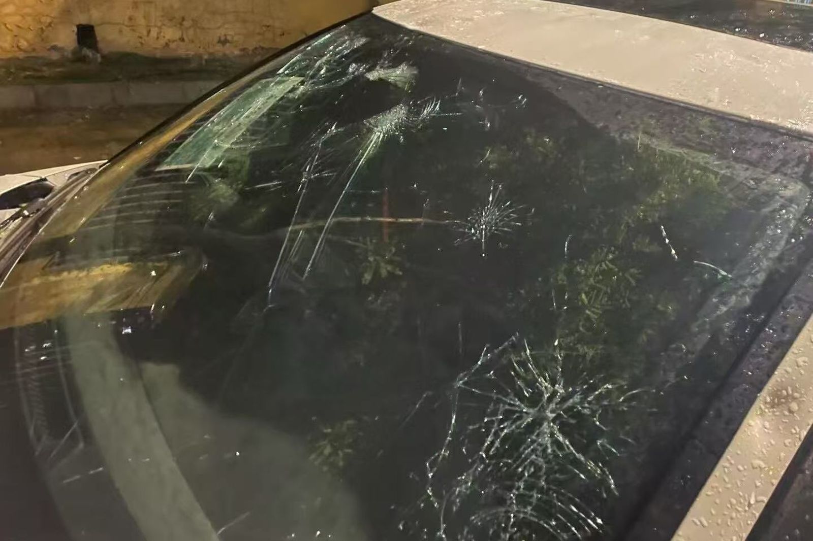 20250514中國北京下起巨大冰雹2。圖／翻攝自微博