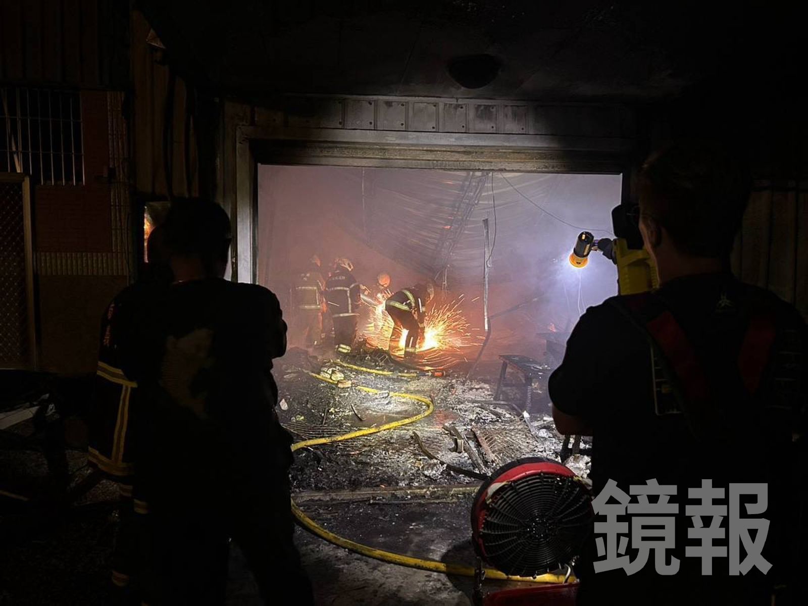 消防隊員破門撲滅火勢。圖/民眾提供