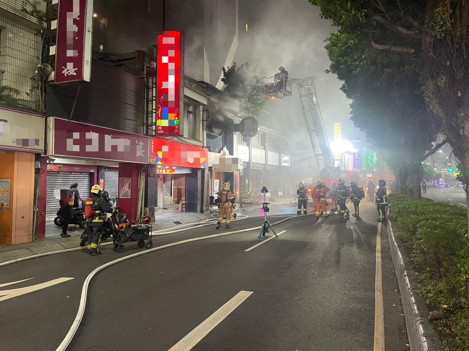 三重燒肉店「鍋子起火」濃煙竄滿街 顧客倉皇逃生2樓跳下受傷送醫