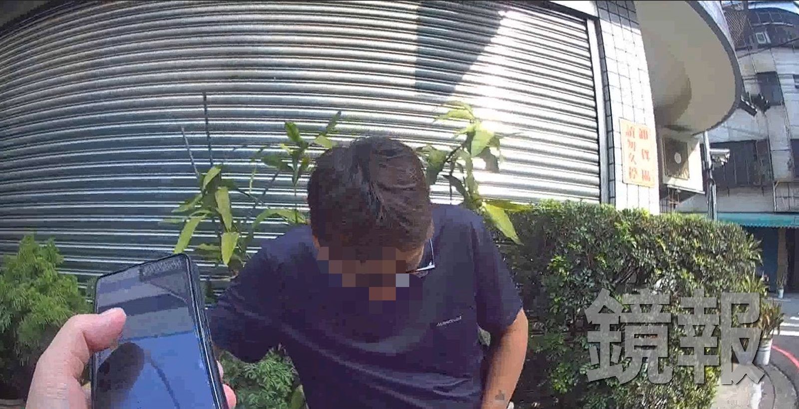 朱男闖紅燈被警方攔查,一時緊張當場挫屎。圖/民眾提供