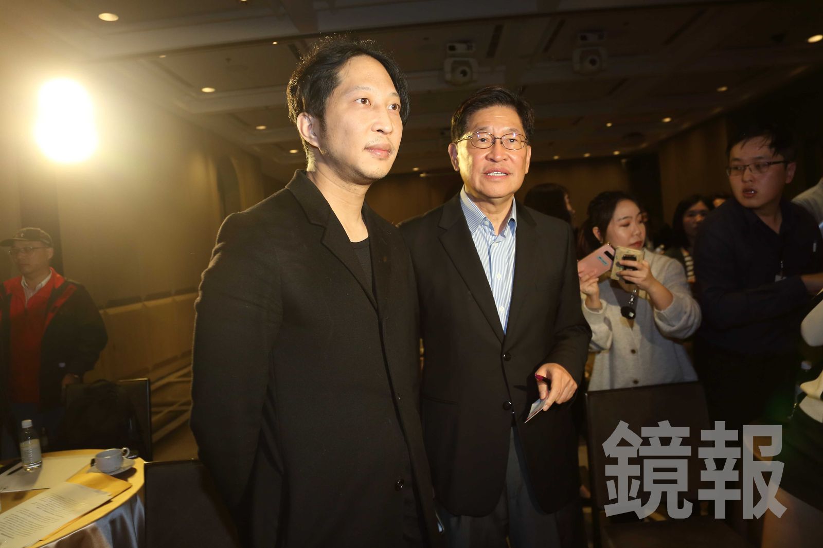 胡亦嘉家世顯赫,父親胡定吾是台灣最早的創投銀行家。