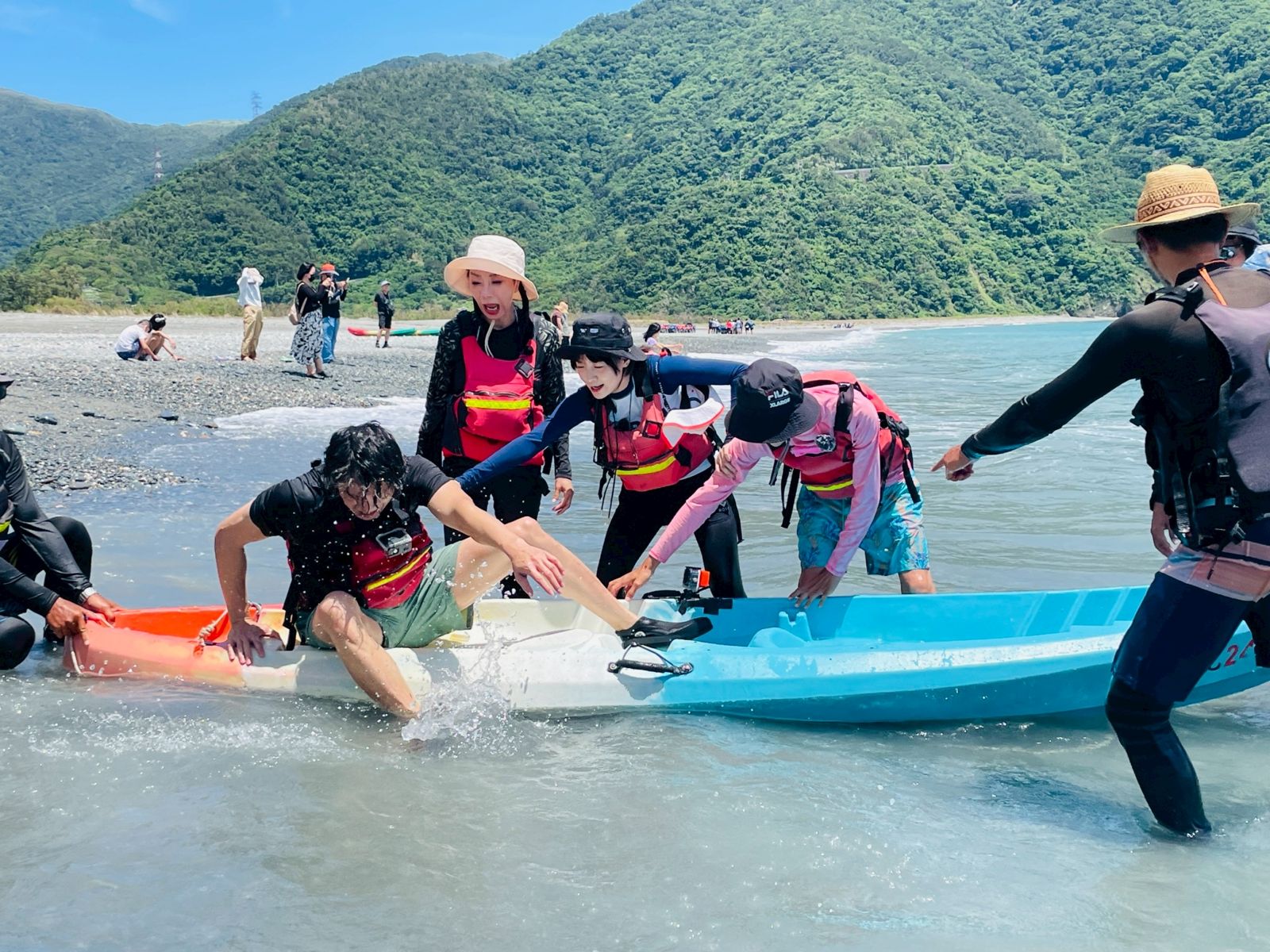 黃鐙輝不斷落水。民視提供