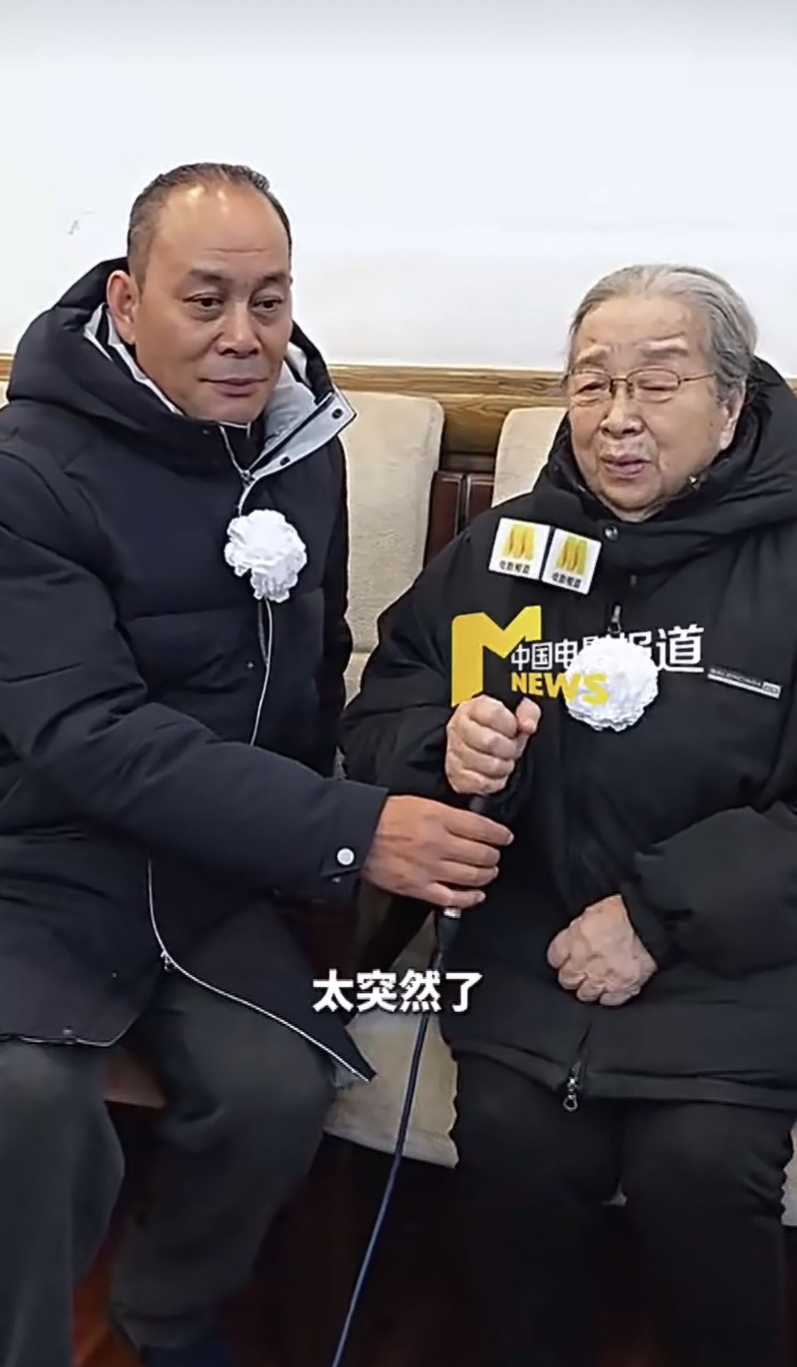 李明啟(右)受訪時悲從中來。翻攝微博