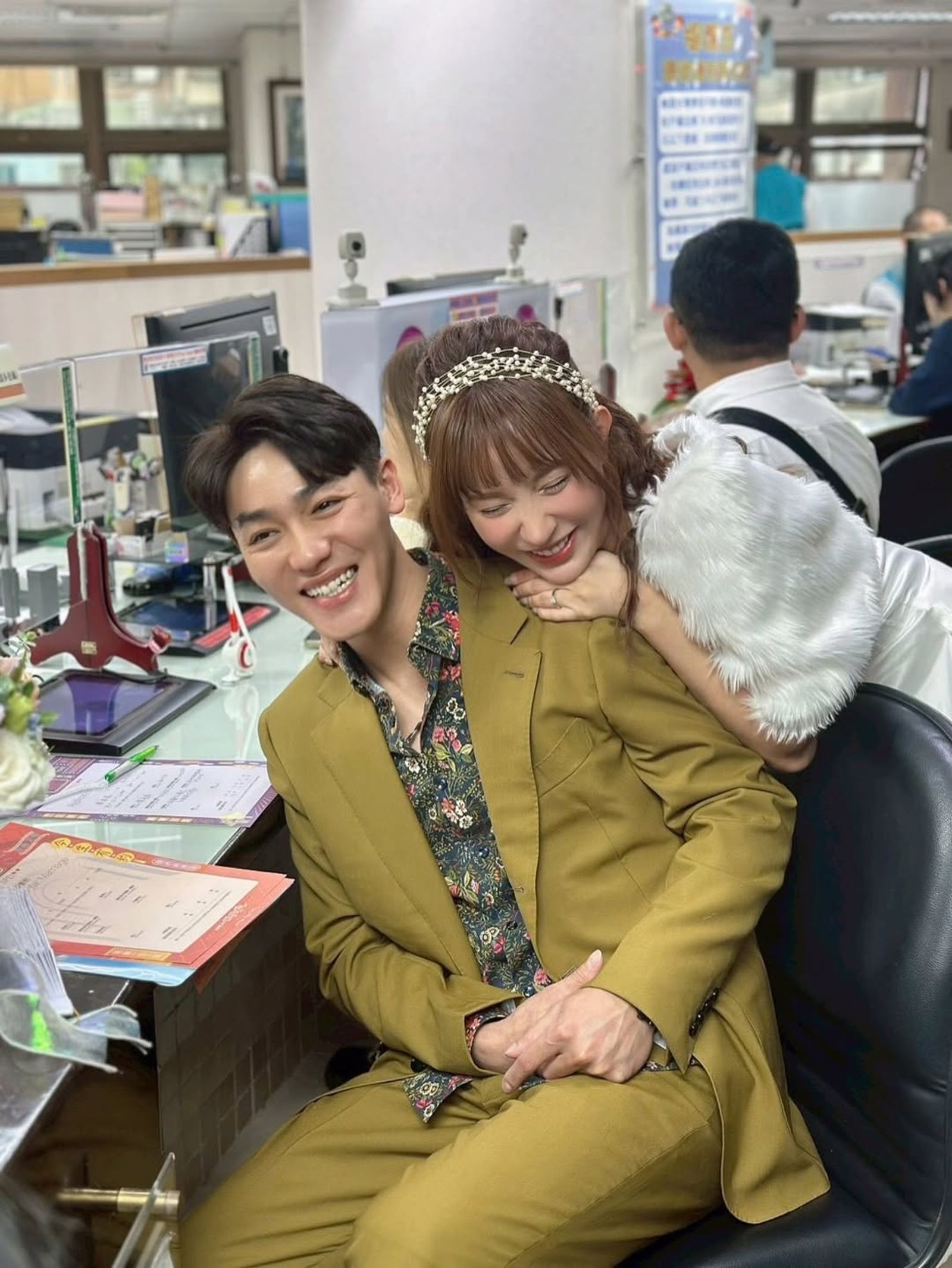 啾啾和陳晨威完成登記結婚。啾啾和陳晨威甜蜜互動甜蜜。翻攝IG@juliaaa.49