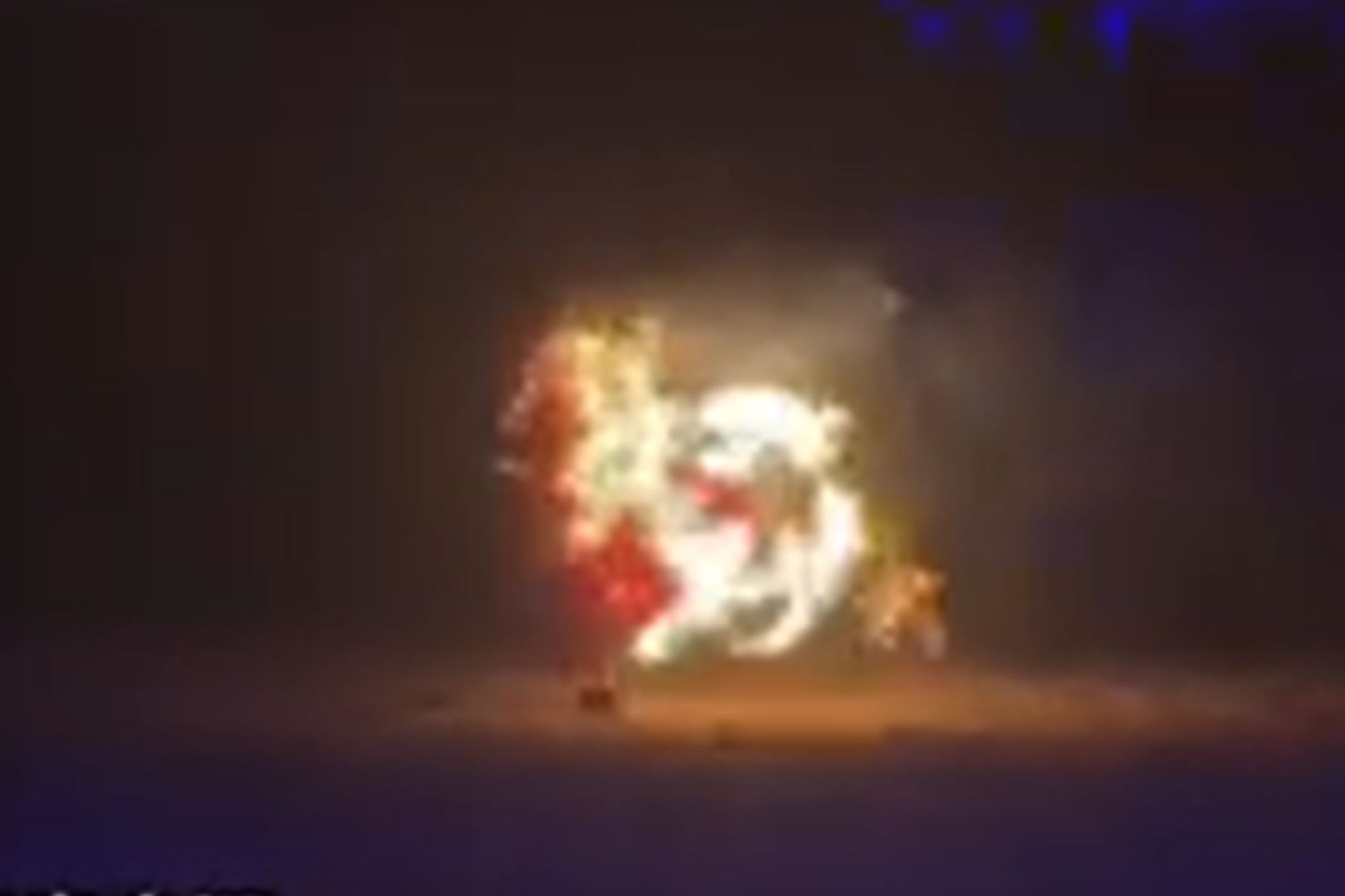 女舞者朝左邊狂奔，然後跳下水池。圖／微博