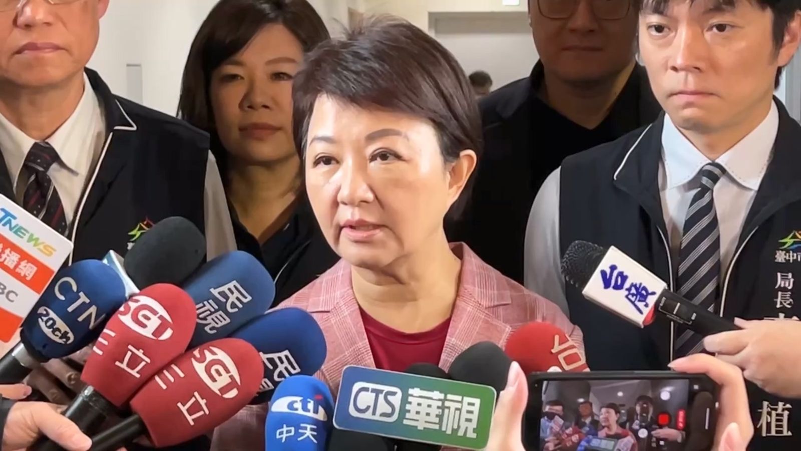 台中市長盧秀燕今解釋，受害者數字沒對上是因為「法院分三批起訴」，將會再彙整。民眾提供