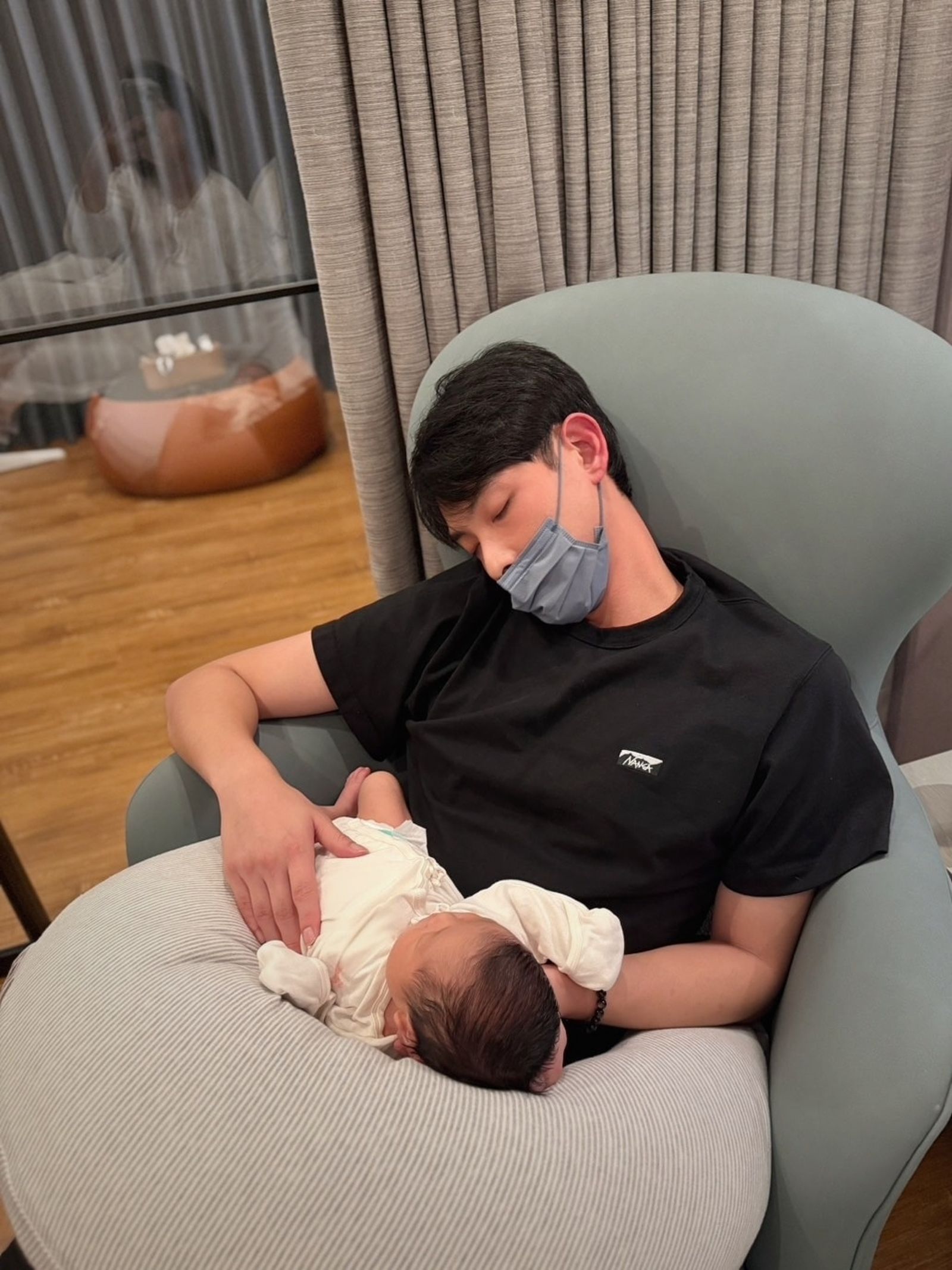 連晨翔抱著女兒睡著。翻攝連晨翔臉書