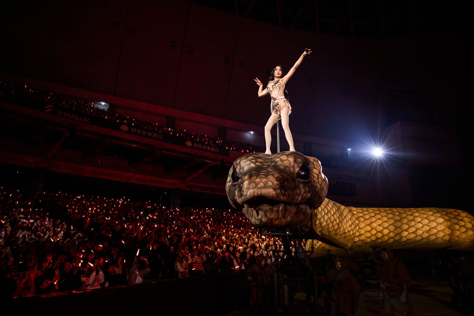 蔡依林大巨蛋演唱會音樂總監陳君豪解密,蔡依林在演唱會上每套造型都有其意義,但觀眾一一解密。凌時差提供