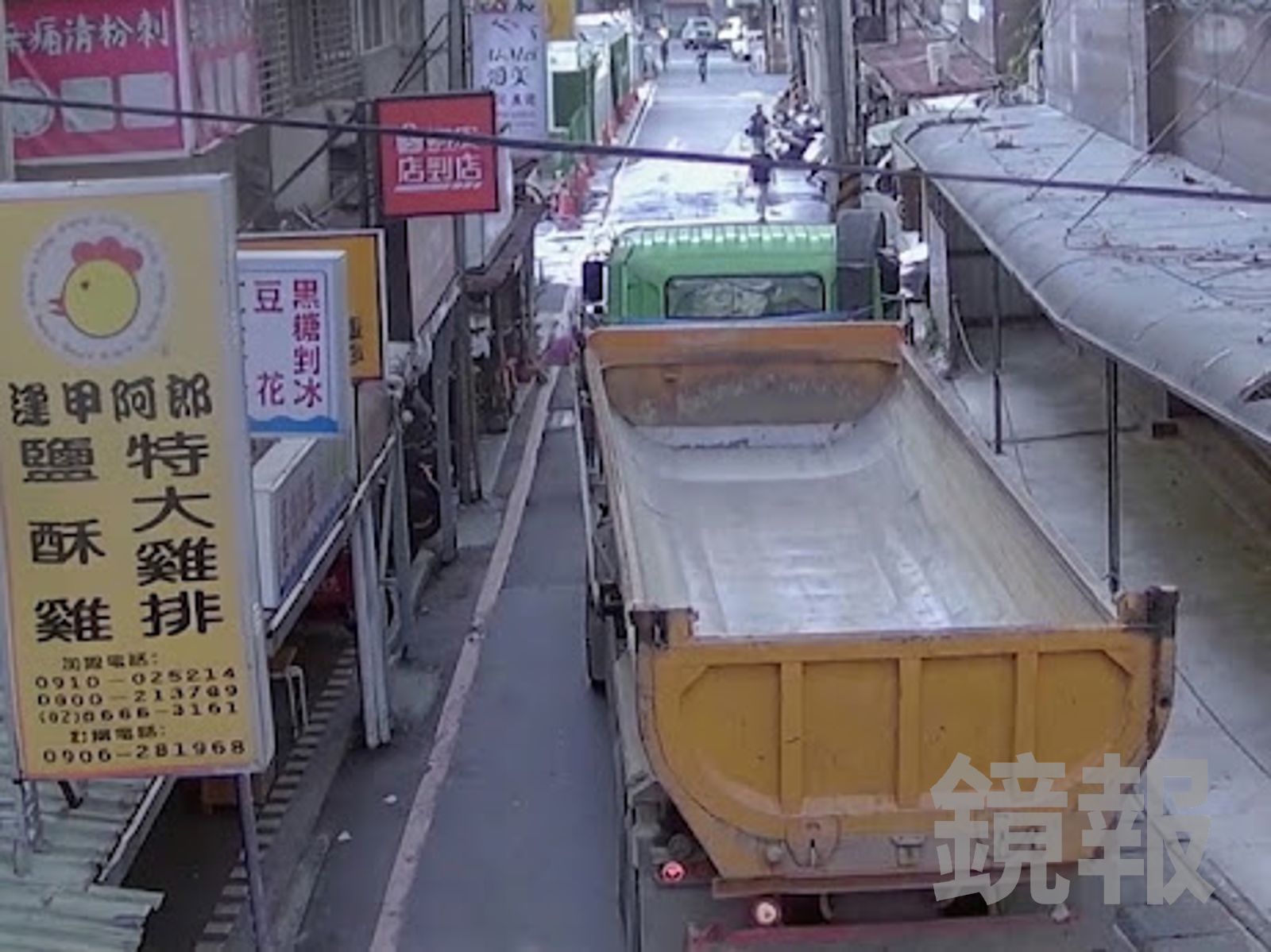 砂石車載滿廢土後運出。翻攝畫面