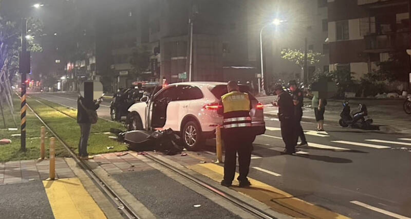 高雄酒駕男開保時捷連闖4紅燈 撞死婦人毀損捷運輕軌