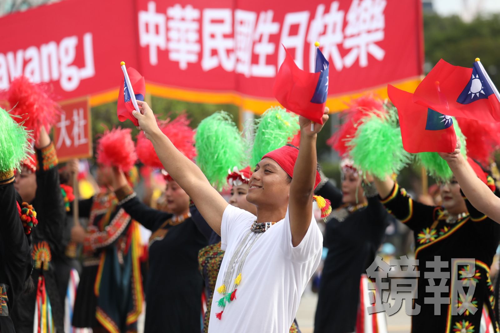 娜麓灣樂舞劇團與屏東原鄉部落青年進行序幕暖場。攝影林煒凱